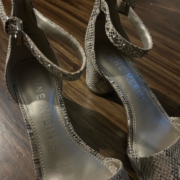 Adorable open toe Anne Klein snakeskin shoes! Easy to pair with your faves! - Picture 4 of 4